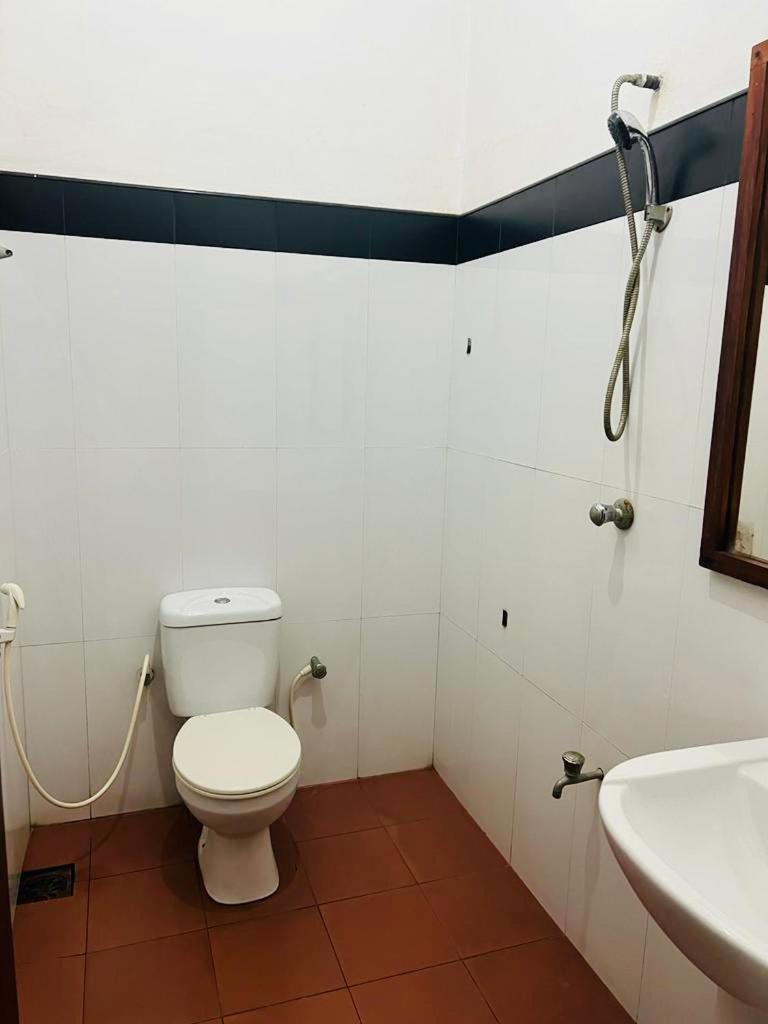 The Triangle Hotel Anuradhapura Kamer foto