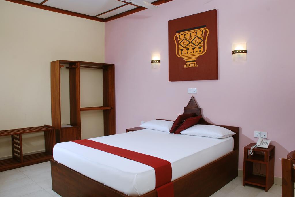 The Triangle Hotel Anuradhapura Buitenkant foto