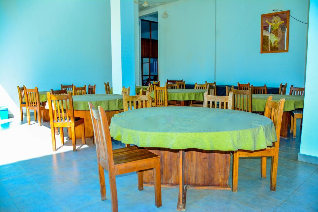 The Triangle Hotel Anuradhapura Buitenkant foto